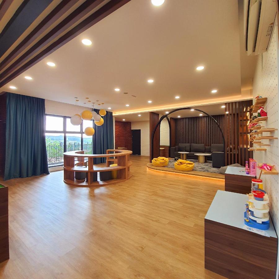 The Glass Homestay Путраджая Экстерьер фото